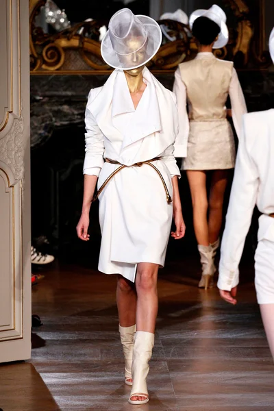 Look 27